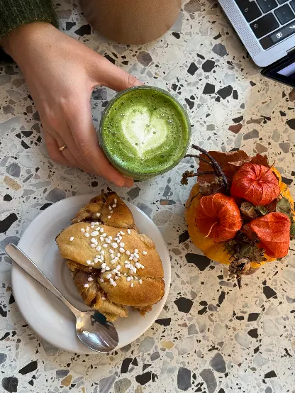 Cappuccino mit Latte-Art und hausgemachter Kuchen im Café de Villa Wedel